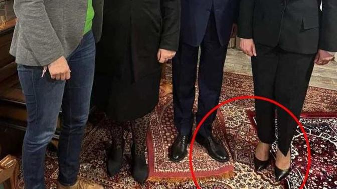 Dinen, yanlışlıkla seccadeye basak mı daha ağır bir kusurdur, yoksa kul hakkı yemek mi?