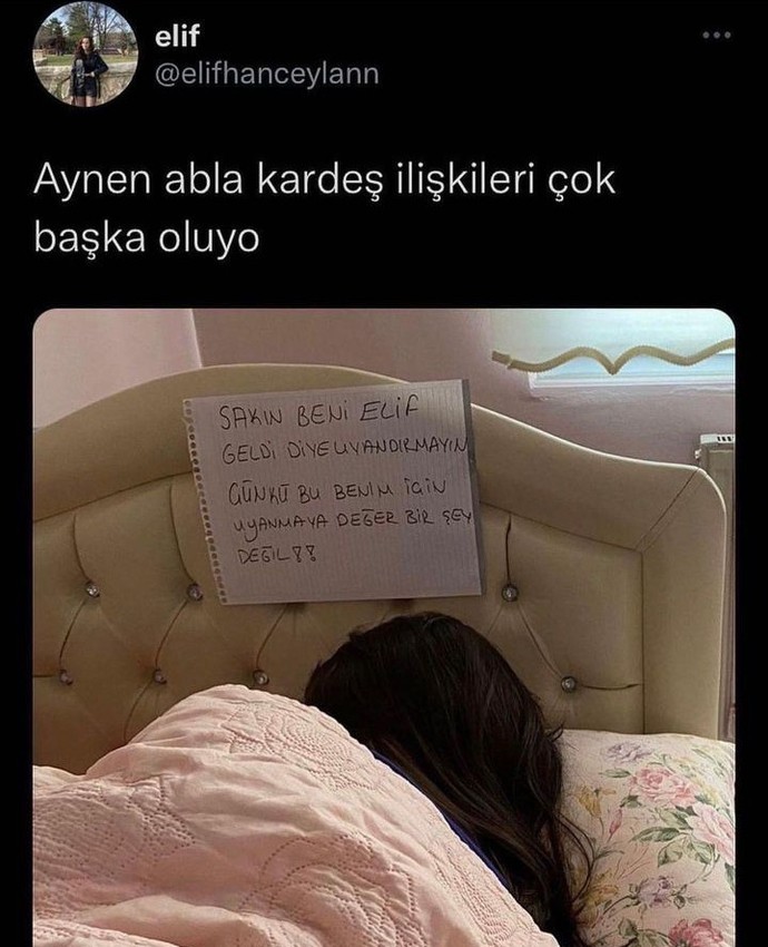 Abimle yağmurda aynı şemsiyenin altında bile yürüyemiyoruz. Sıkıntı bizde mi?