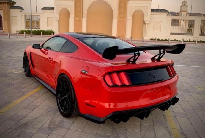 Sizce Dodge Challenger mi yoksa Ford Mustang mı?