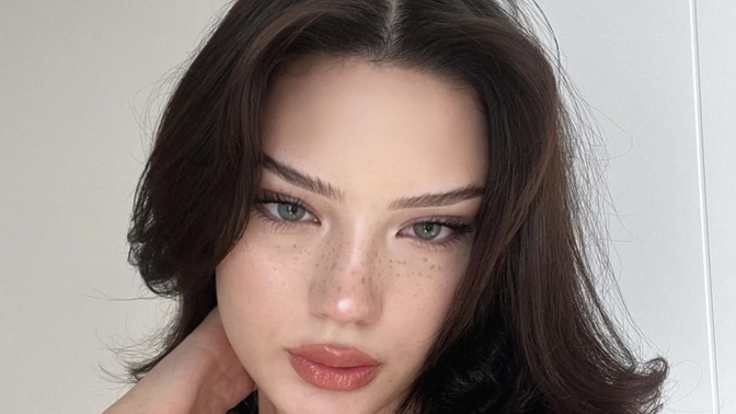 Renkli lens takan ve estetik yaptıran kızlar itici midir? Doğallık daha mı güzel?