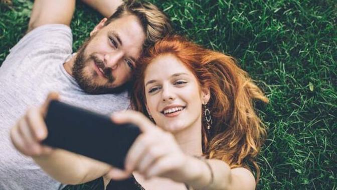 Sevgilimle 1 yıldır beraberiz ben sürekli sosyal medyada bizi paylaşırım ama o asla paylaşmaz, sizce neden?