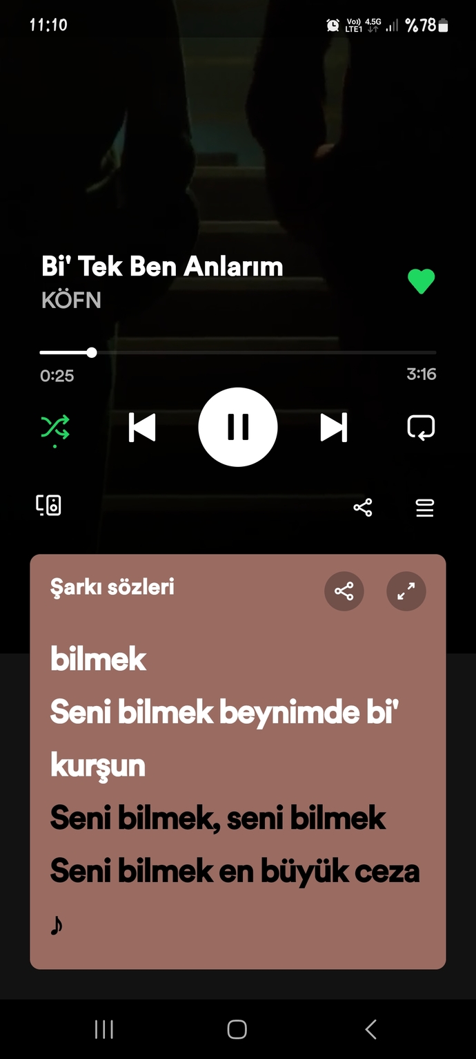 Şu an burada olsan radyoda son ses hangi şarkı çalardı?