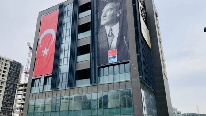 Bu kez de CHP İstanbul İl Başkanlığı binasına silahlı saldırı şüphesi. Seçim öncesinde neler oluyor?