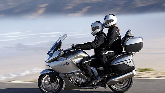 Kız arkadaşım "beni motorla gezdir" diyor, motordan düşmesinden korktuğum için olmaz dedim. Bana küsmüş sizce ne yapmalıyım?