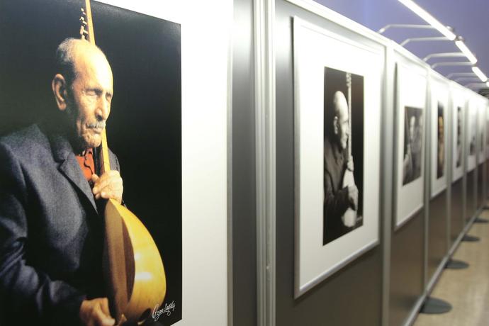 Aşık Veysel’in aile koleksiyonu yarın AKM İstanbul Galeri’de açılıyor. “Veysel Gider, Adı Kalır” adlı sergiyi gezmek ister misiniz?