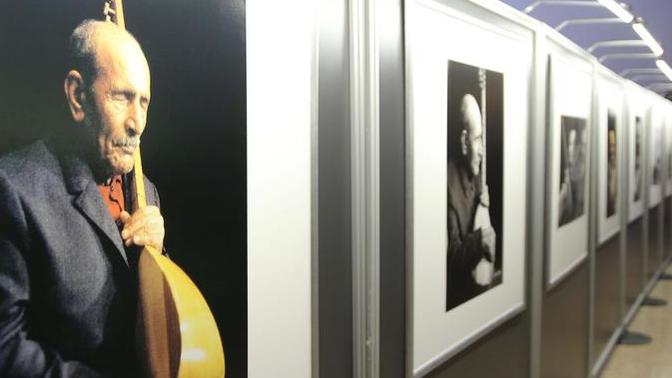 Aşık Veysel’in aile koleksiyonu yarın AKM İstanbul Galeri’de açılıyor. “Veysel Gider, Adı Kalır” adlı sergiyi gezmek ister misiniz?