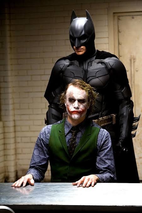 Christopher Nolanın The Dark Knight üçlemesinden favoriniz hangisi?