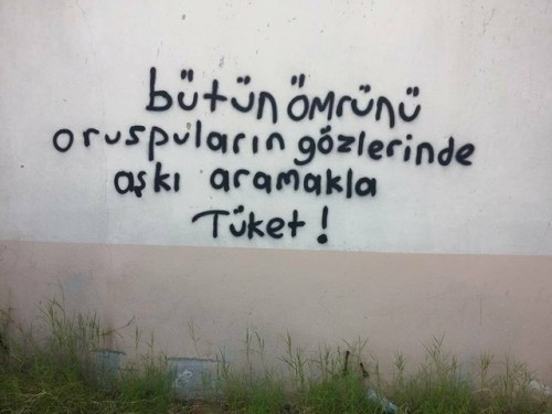 Ayrıldığın sevgilinin takip listesini gözetler misin?