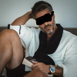 Yakışıklı adam arıyorum, var mı?