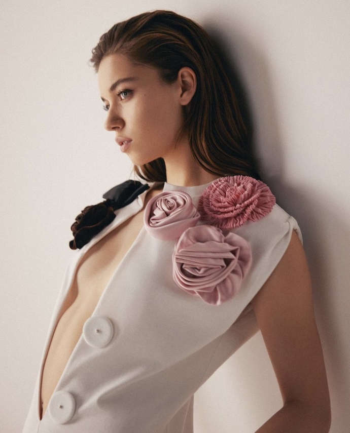 #AfraSaraçoğlu #BazaarStyle dergisinin yeni sayısında. #YalıÇapkını dizisiyle ününe ün katan Afra’nın pozlarını nasıl buldunuz? 💕