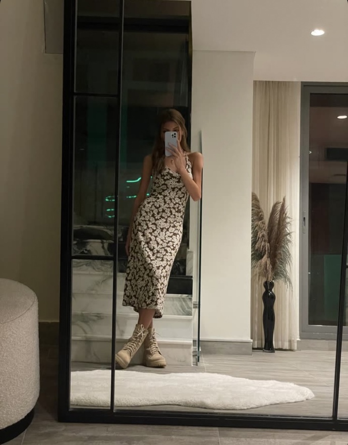 Kuzenimin nişanı var, bu elbiselerden hangisi daha güzel olur?