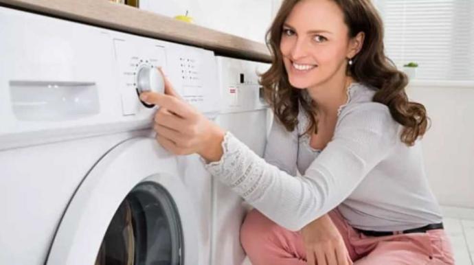 Çamaşır makinesi çalışırken elektrikler kesilirse, geldiğinde tekrar kaldığı yerden mi devam ediyor?