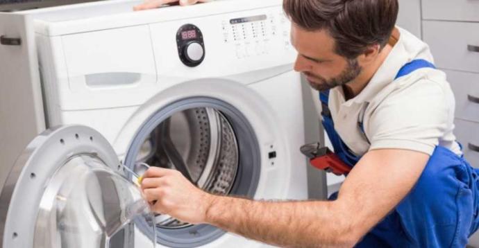 Çamaşır makinesi çalışırken elektrikler kesilirse, geldiğinde tekrar kaldığı yerden mi devam ediyor?