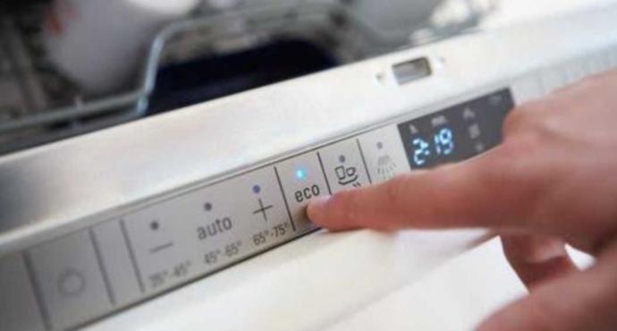 Çamaşır makinesi çalışırken elektrikler kesilirse, geldiğinde tekrar kaldığı yerden mi devam ediyor?
