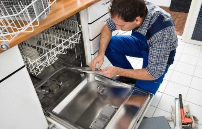 Çamaşır makinesi çalışırken elektrikler kesilirse, geldiğinde tekrar kaldığı yerden mi devam ediyor?