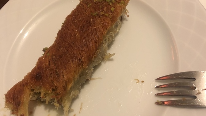 Baklavayı fıstıklı mı seversin cevizli mi?