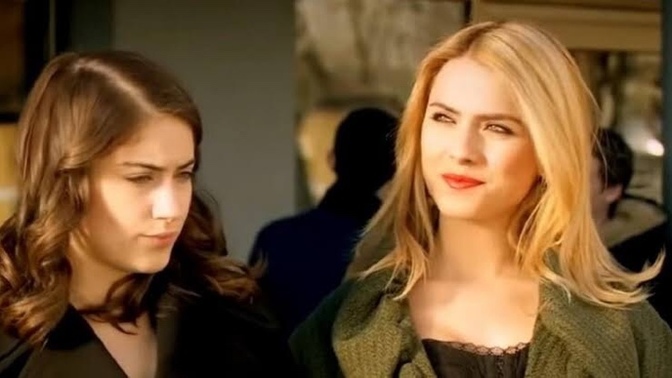 Bir zamanlar izlediğimiz Feriha dizisinde oynayan Hazal Kaya ve Ceyda Ateş 🔥 ikilisinden hangisi daha etkileyici sizce?