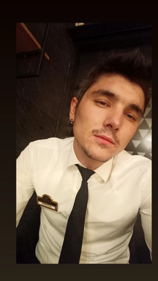 Gençler resepsiyonistim, otel hakkında sorunuz var mı?😂