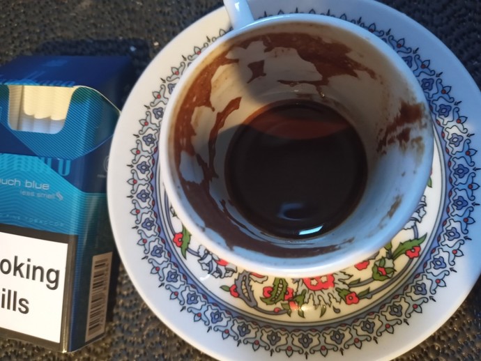 Bu kahvede fal olarak ne yazi yo acaba?