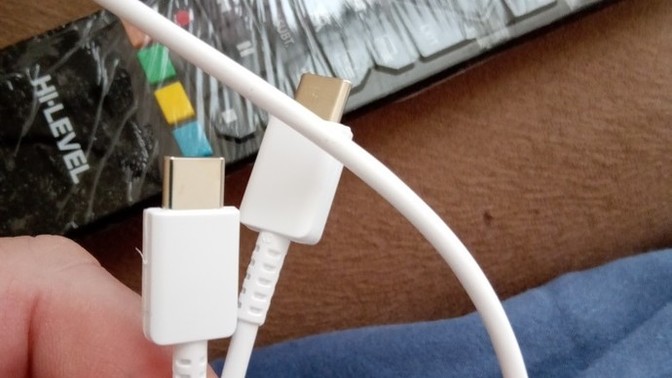 Arkadaşlar telefon aldım , şarj cihazı çıkmadığı gibi kutudan iki ucu aynı kablo çıktı bune?