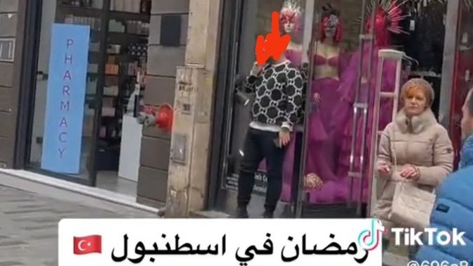 İstanbul'da bir Arap Türk'lerin Ramazan'da sigara içmesinden, yemek yemesinden vs rahatsız olmuş düşünceleriniz neler?