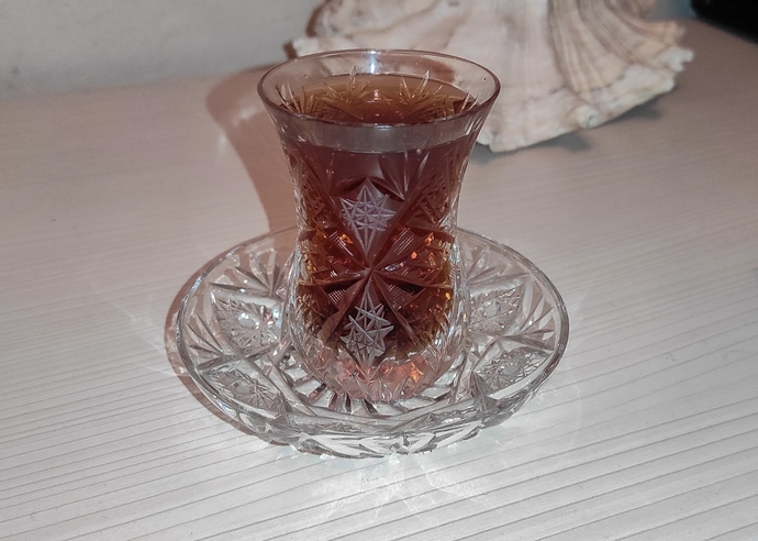 O gün bugündür! Annemin çeyizindeki meşhur kristal bardağını kullandım. Var mı benden cesuru?