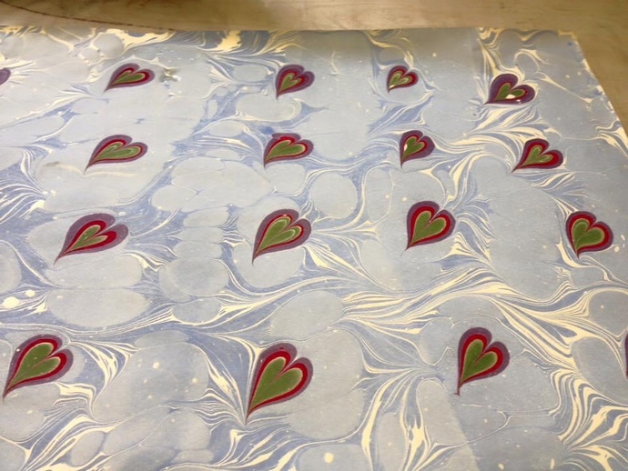 Renklerin ve boyaların suyla birleşmesinden oluşan ebru sanatını hiç yaptınız mı?