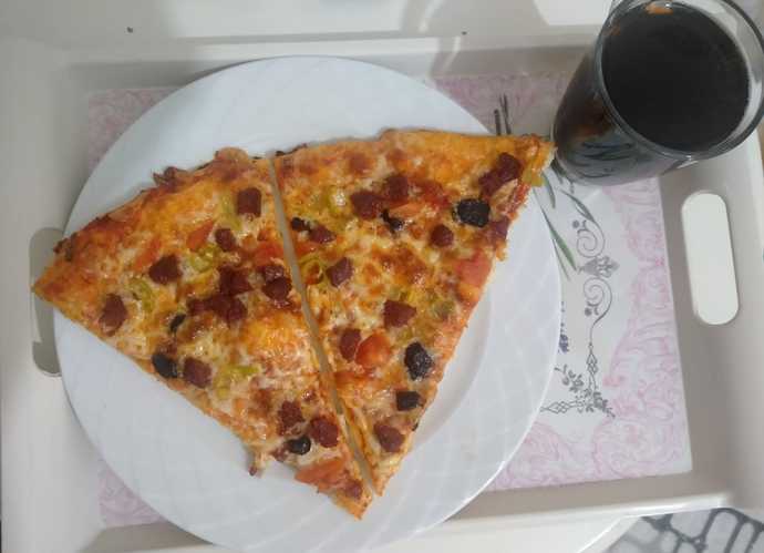 Akşam yemeği için pizza yaptım. Sizce nasıl görünüyor?