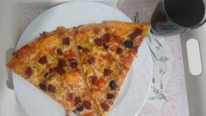 Akşam yemeği için pizza yaptım. Sizce nasıl görünüyor?