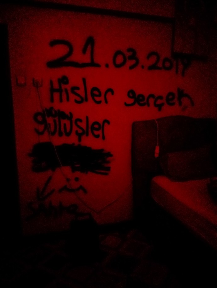 Eve gelen misafir yatsı namazı kılmak için odama girdi, koşarak geri çıktı. Odam korkutucu mu?