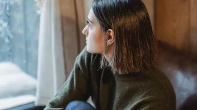 Annem vefat ettiği, babam da hapiste olduğu için akrabalarım hem kapanmamı hem de evlenmemi istiyorlar. Ne yapacağım?