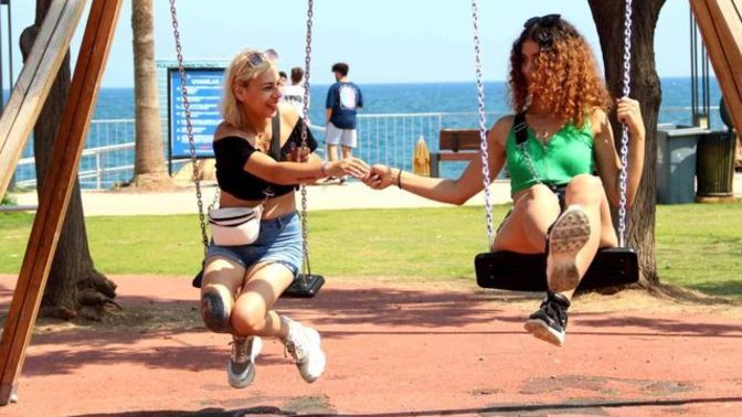 Çocuk parkında oynayan bir yetişkin görseniz ne düşünürdünüz?