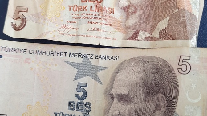 Bu iki 5 tl nin njye rengi farkli kaziklandım mı yoksaaa?