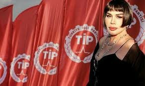 Sevdiğiniz bir sanatçı kendi şarkısını editleyip seçim meydanlarında parti şarkısı olarak söyleseydi ondan soğur muydunuz?