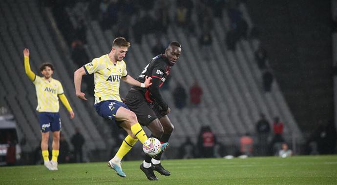 Karagümrük 1 - Fenerbahçe 2, Sarı lacivertliler şampiyonluk yolunda çok kritik bir galibiyet aldı! Maçı nasıl buldunuz?