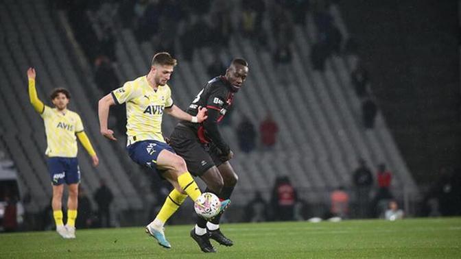 Karagümrük 1 - Fenerbahçe 2, Sarı lacivertliler şampiyonluk yolunda çok kritik bir galibiyet aldı! Maçı nasıl buldunuz?