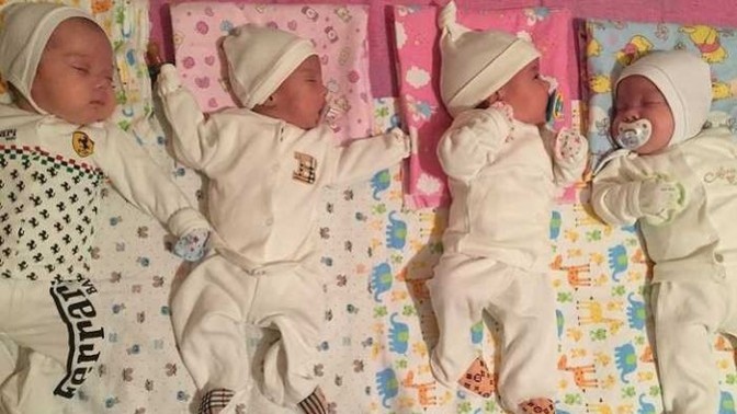 23 yaşındayım, dördüz erkek çocuklarım var. Herkes dalga geçiyor. Çok mu kötü bir durum?