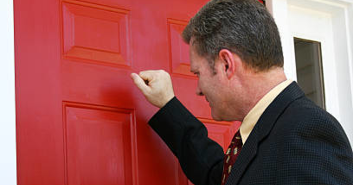 Стучится в дверь квартиры. Рука стучит в дверь. Открывает дверь. Стук в дверь. Человек стучится в дверь.