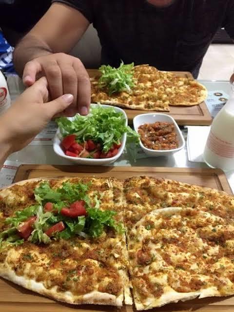 Sevgiliyle dışarda yemek yerken kendinizi kasıyor musunuz?