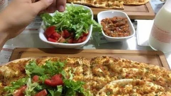 Sevgiliyle dışarda yemek yerken kendinizi kasıyor musunuz?