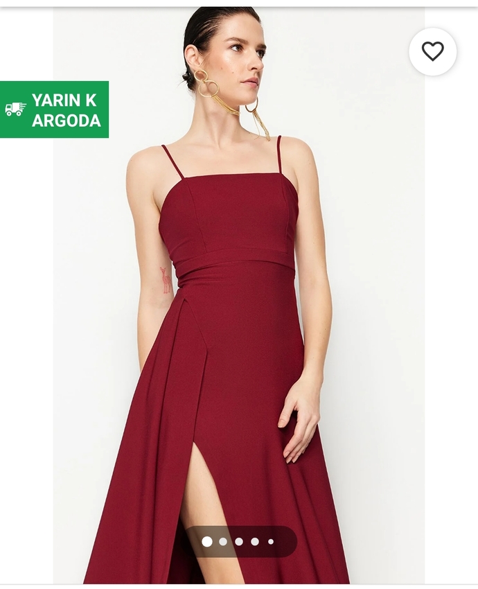 Üniversite mezuniyetim olacakmış. Boyum kısa, nasıl ve ne renk elbise giymeliyim?☺