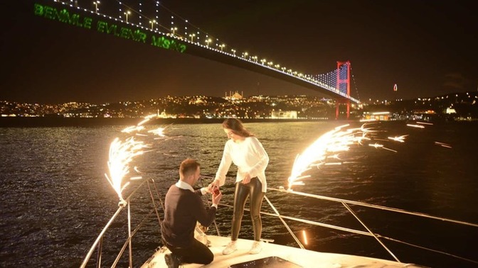 Sevgilime doğum gününde teknede evlilik teklifi edeceğim. Fikirlerinizi alabilir miyim?