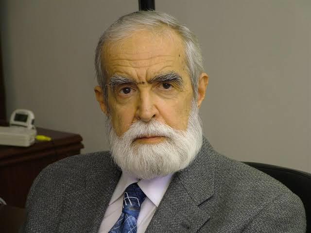 Resimde gördüğünüz kişi ışık hızının ötesinde seyahet eden uçan dairelerin sırrını biliyor?