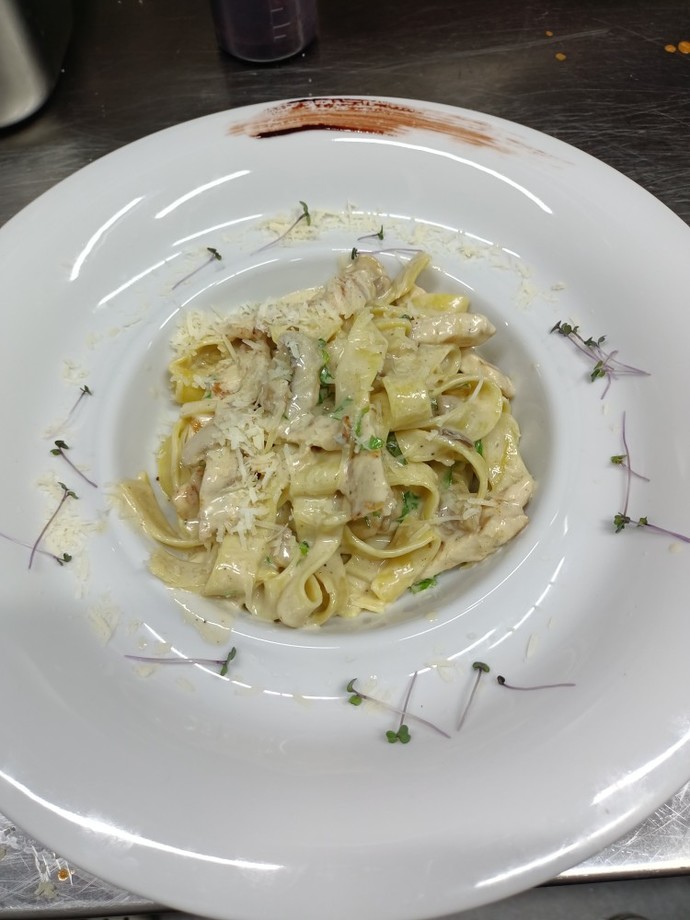 Fettuccine alfredo yaptım, nasıl gözüküyor sizce?