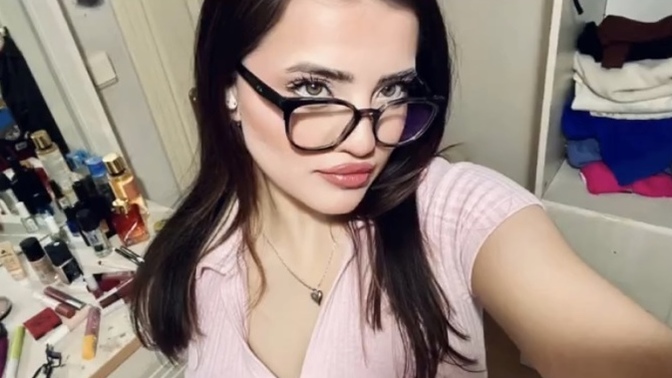 Gözlük takmak size yakışıyor mu 🦋🖤?