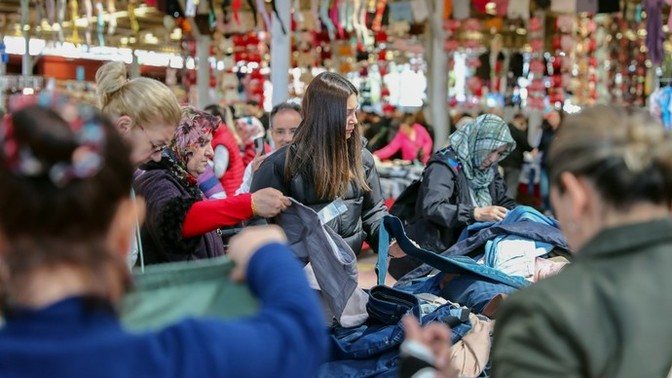 Nispeten iyi sayılabilir bir gelirim var, yine de alışverişimi pazardan yapıyorum. Bu beni görmemiş mi yapar?