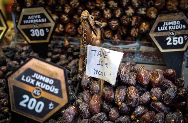 Hurmanın tanesi 10 lira! Sizce hurma ile açılan orucun sevabı daha mı fazla?