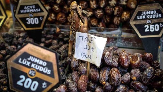 Hurmanın tanesi 10 lira! Sizce hurma ile açılan orucun sevabı daha mı fazla?