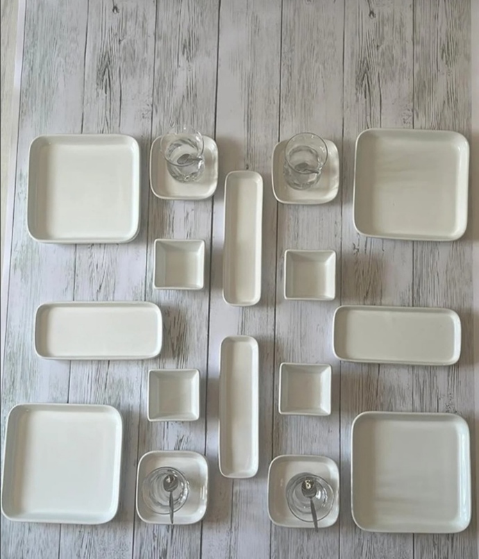 Ev hediyesi için hangisi sizce sade olan kahvaltı tabağı mı diğeri mi?