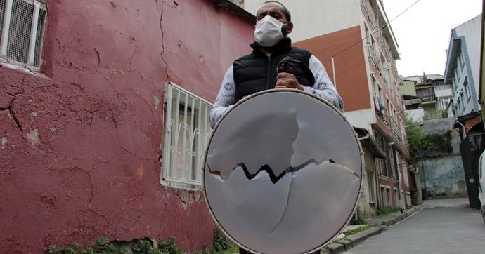 Gürültü yaptığı için davulcunun davulunu kestiler! Davul ile mi saat ile mi uyanıyorsunuz?